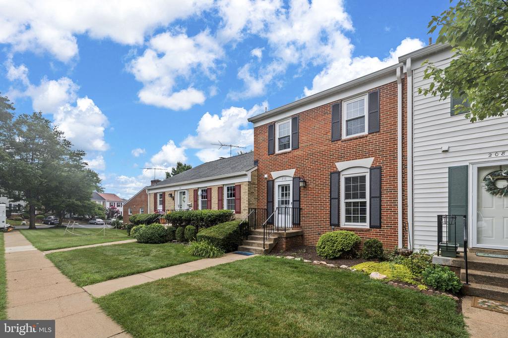 210 LEEDS COURT E