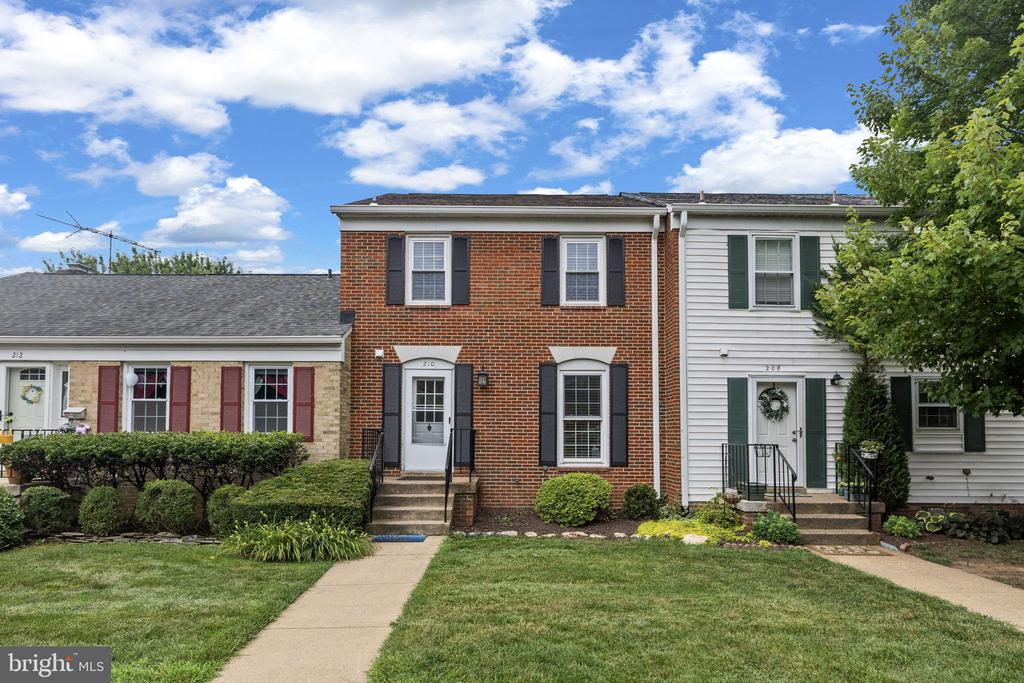 210 LEEDS COURT E
