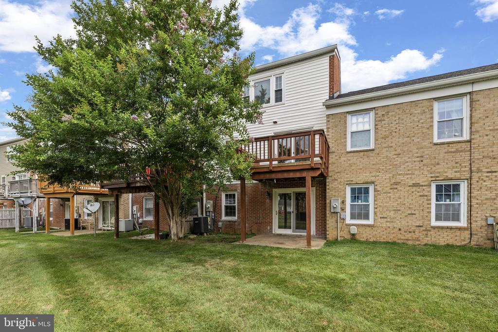 210 LEEDS COURT E