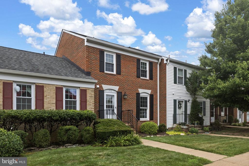 210 LEEDS COURT E
