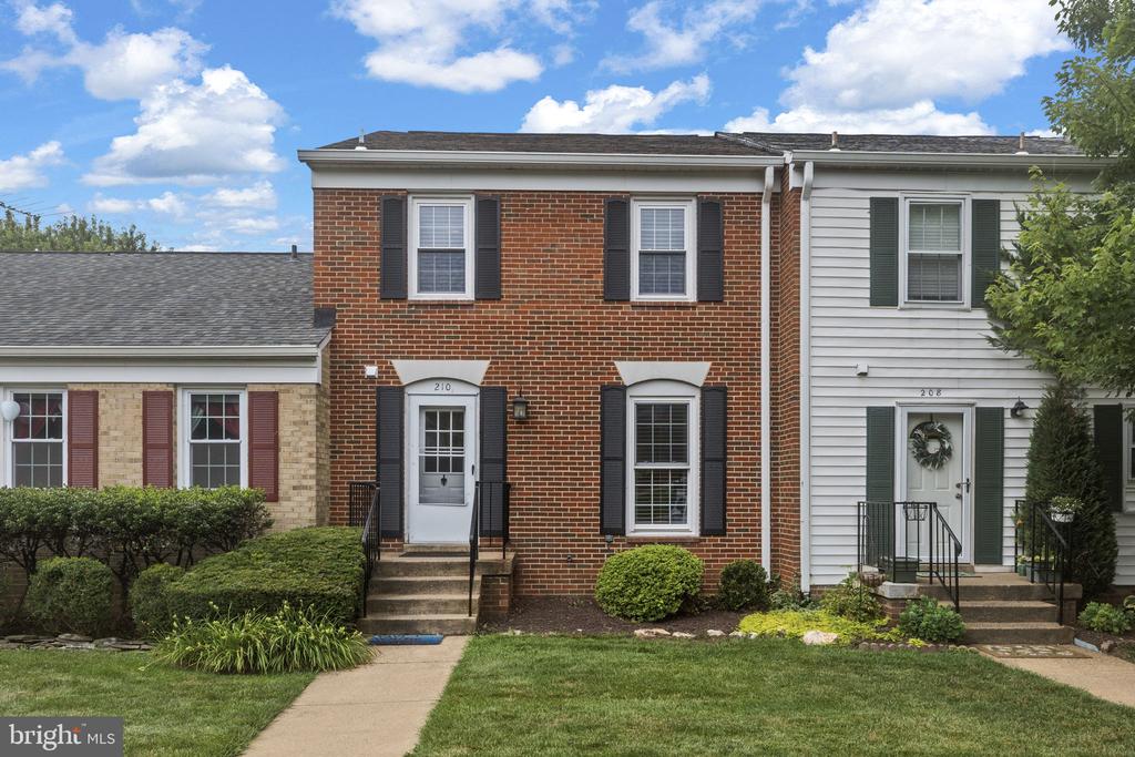 210 LEEDS COURT E