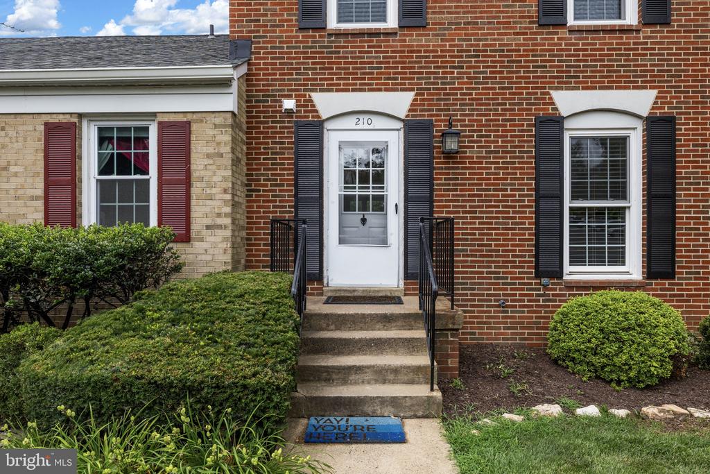 210 LEEDS COURT E