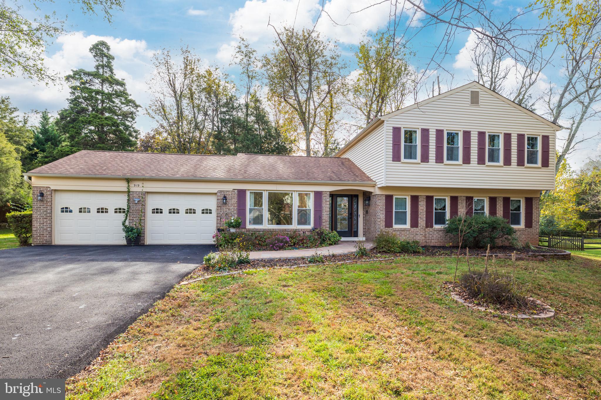 919 Holly Blossom Ct