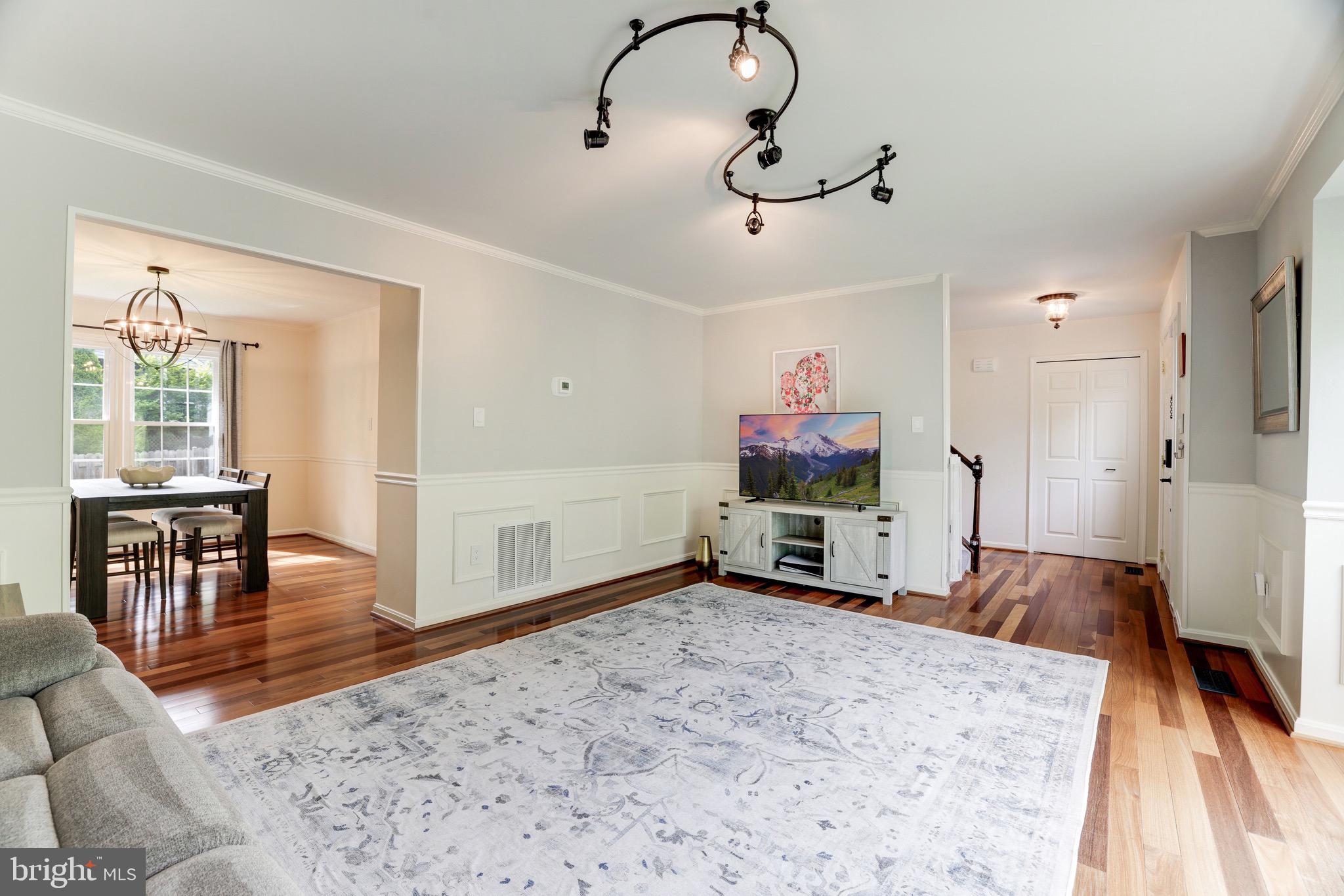 999 Crestview Dr