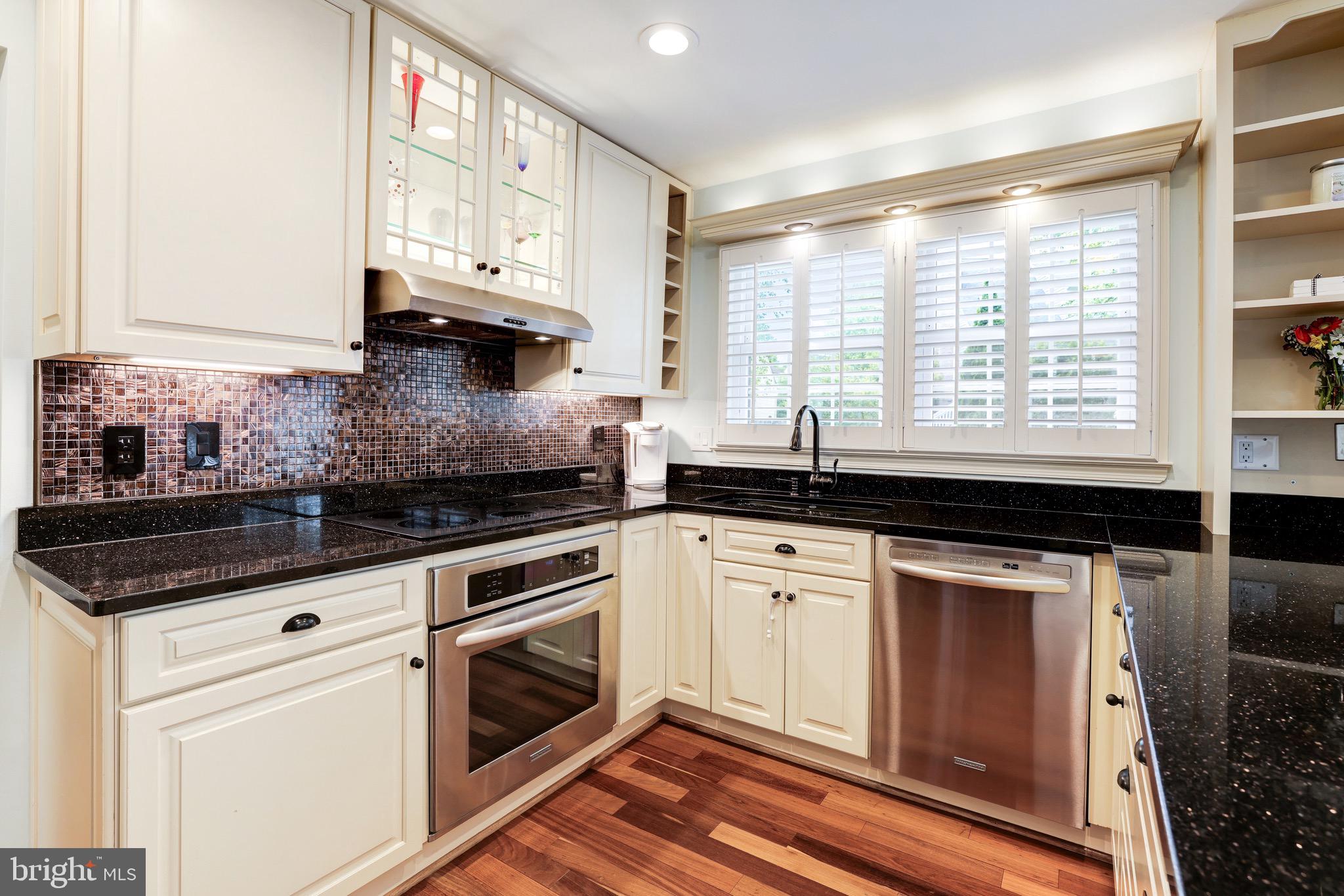 999 Crestview Dr