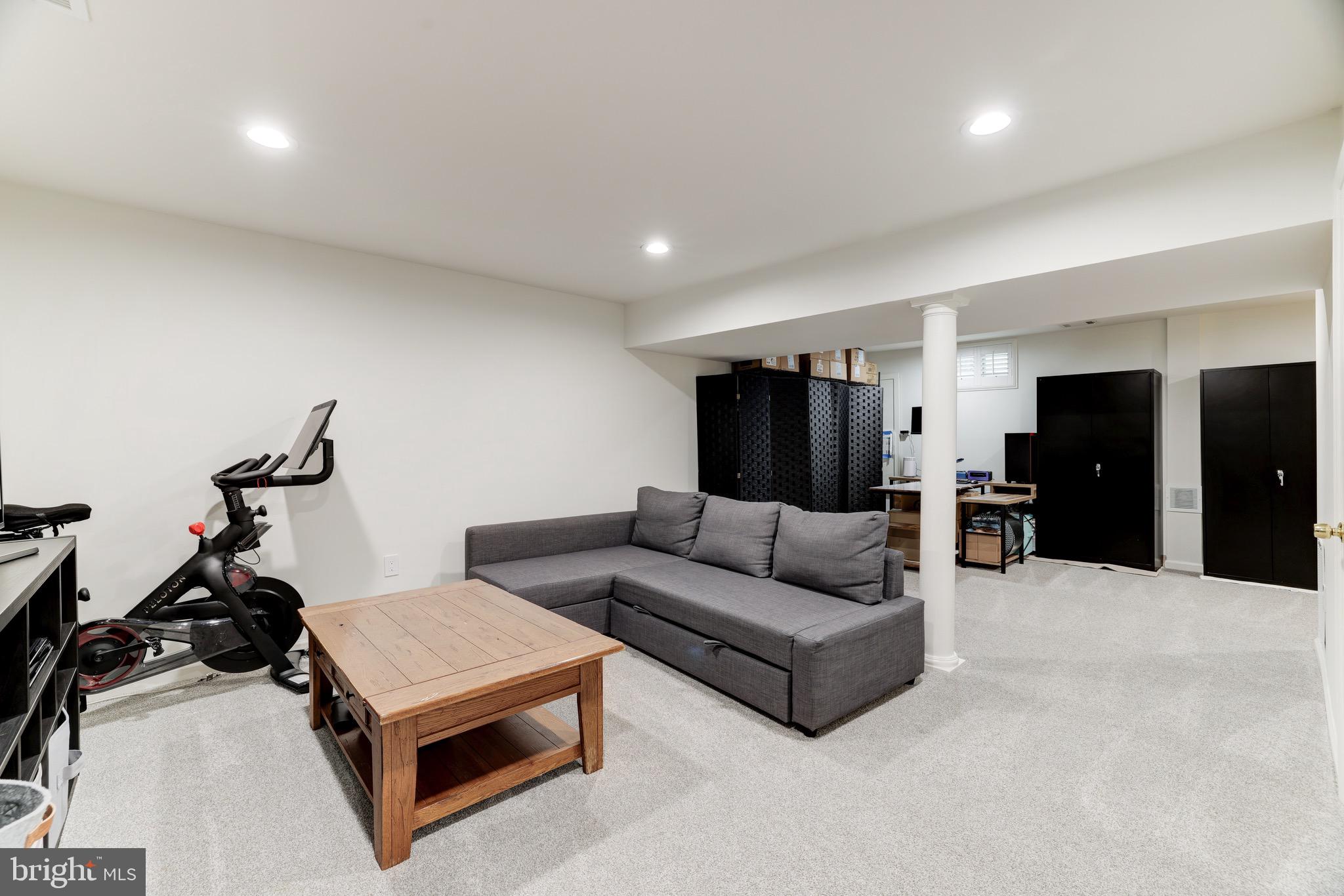 999 Crestview Dr