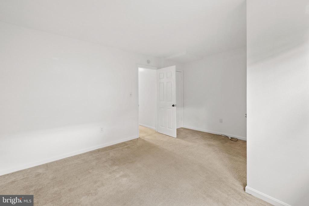 2127 HUTCHISON GROVE COURT