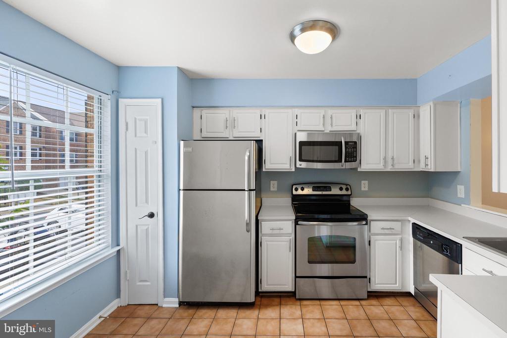2127 HUTCHISON GROVE COURT