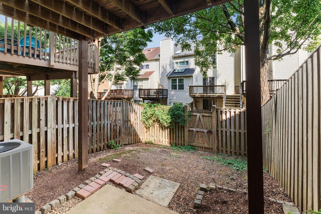 2127 HUTCHISON GROVE COURT