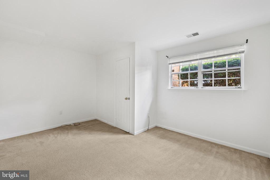 2127 HUTCHISON GROVE COURT