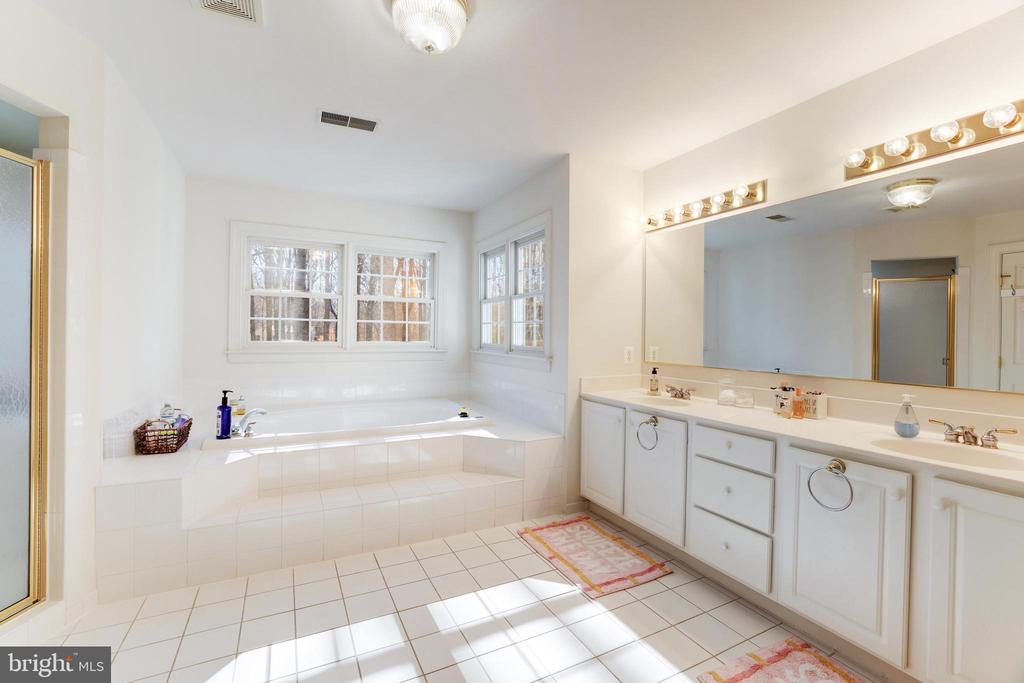 4810 BRADDOCK KNOLL WAY