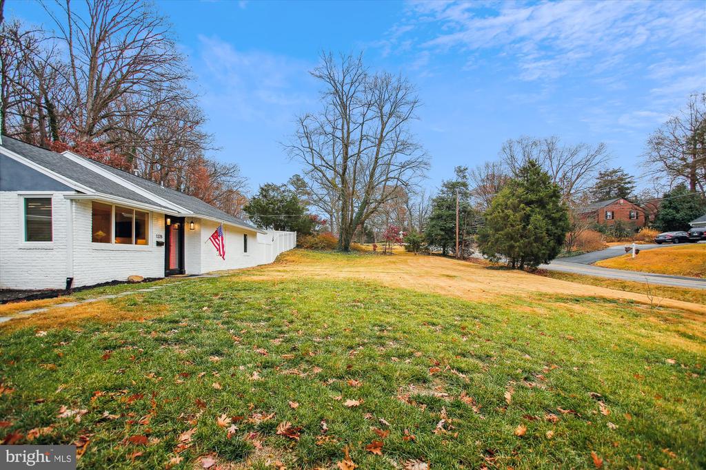 1228 MORNINGSIDE LANE