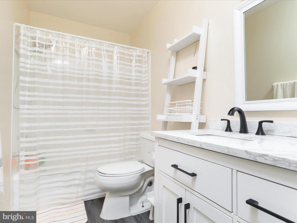 14800 Hunting Path Pl