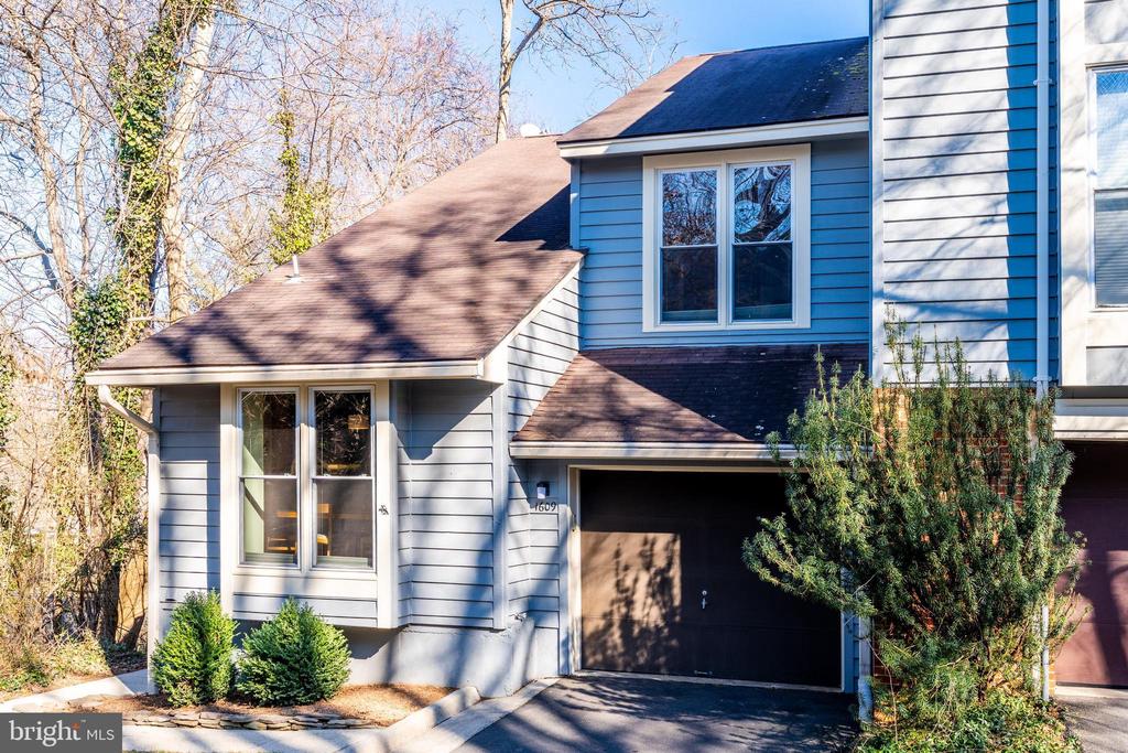 1609 Apricot Ct
