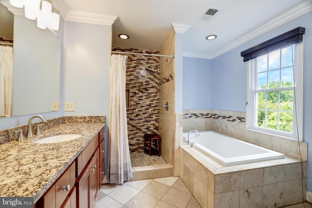 1006 Cup Leaf Holly Ct
