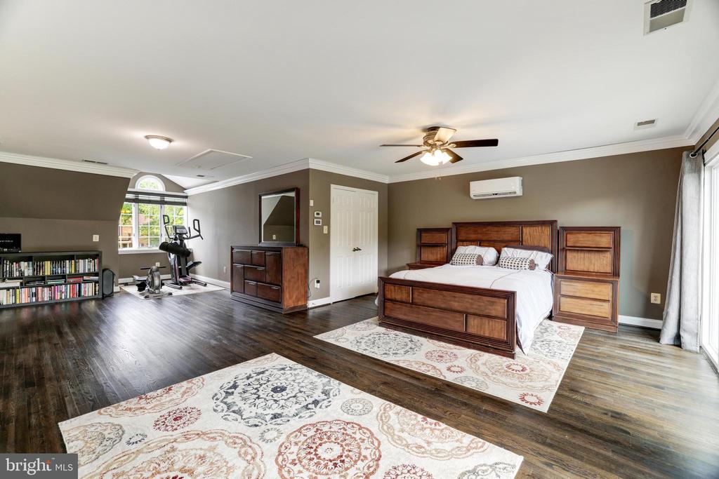 1006 Cup Leaf Holly Ct