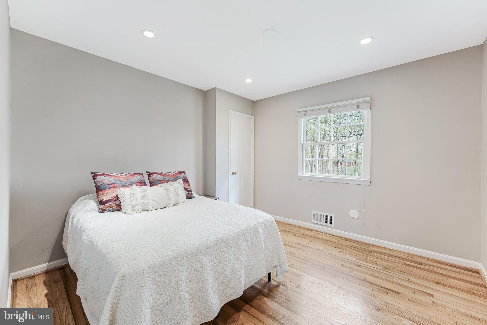 12828 Great Oak Ln
