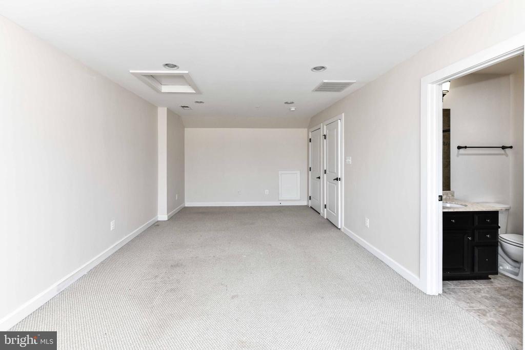 3160 YEAGER DR