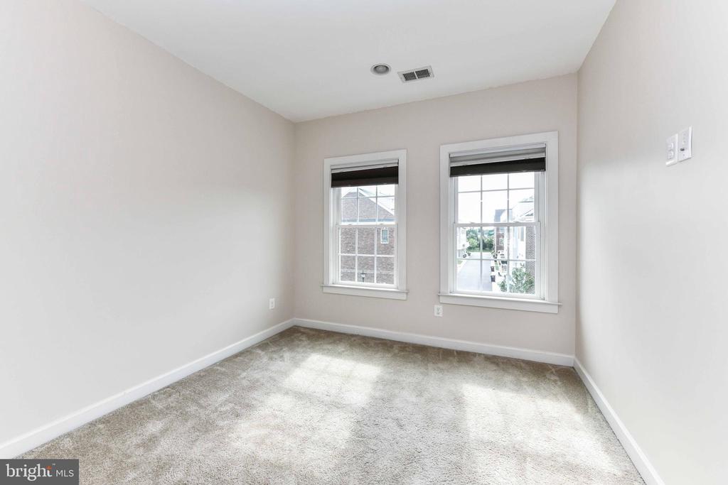 3160 YEAGER DR