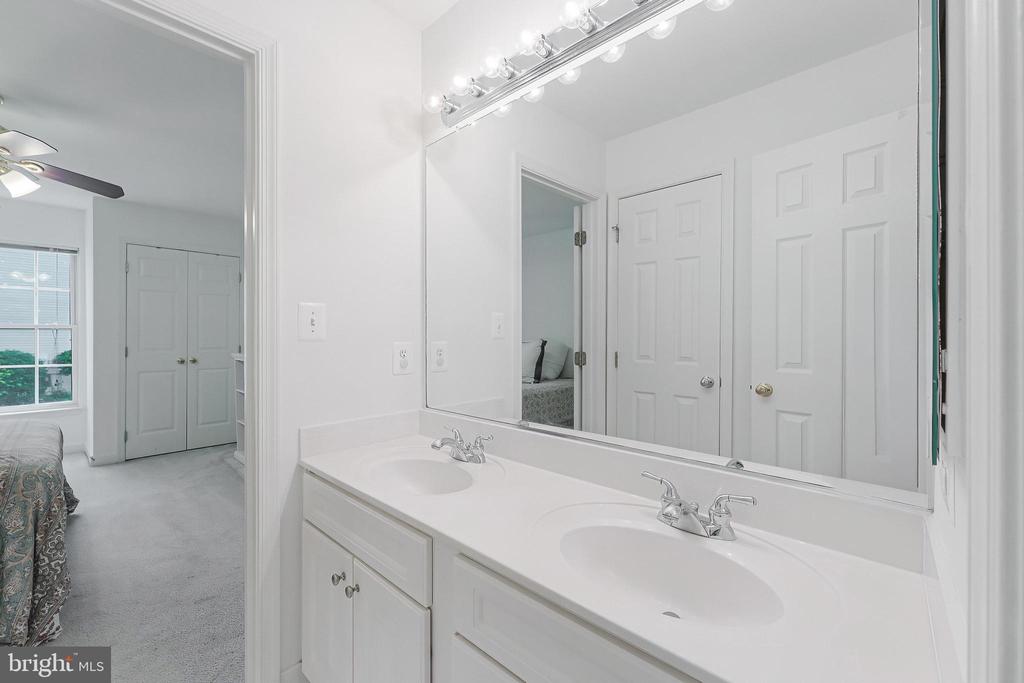8649 Hillside Manor Dr