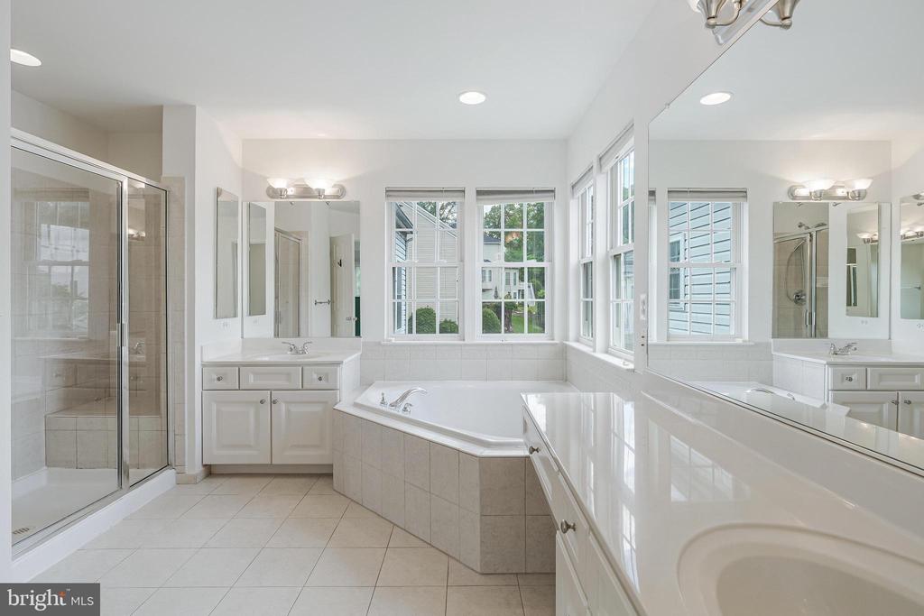 8649 Hillside Manor Dr