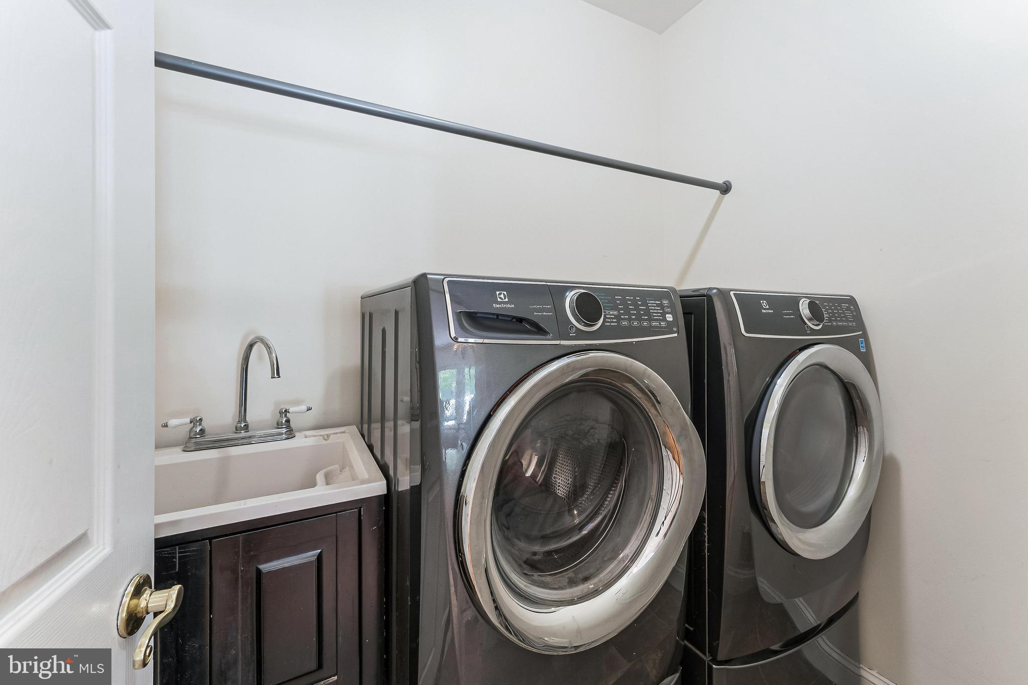 858 Constellation Dr