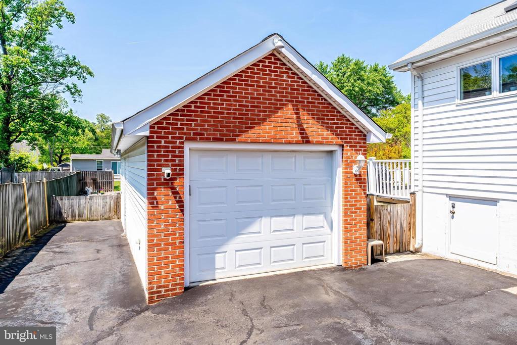 3012 Lawrence Dr