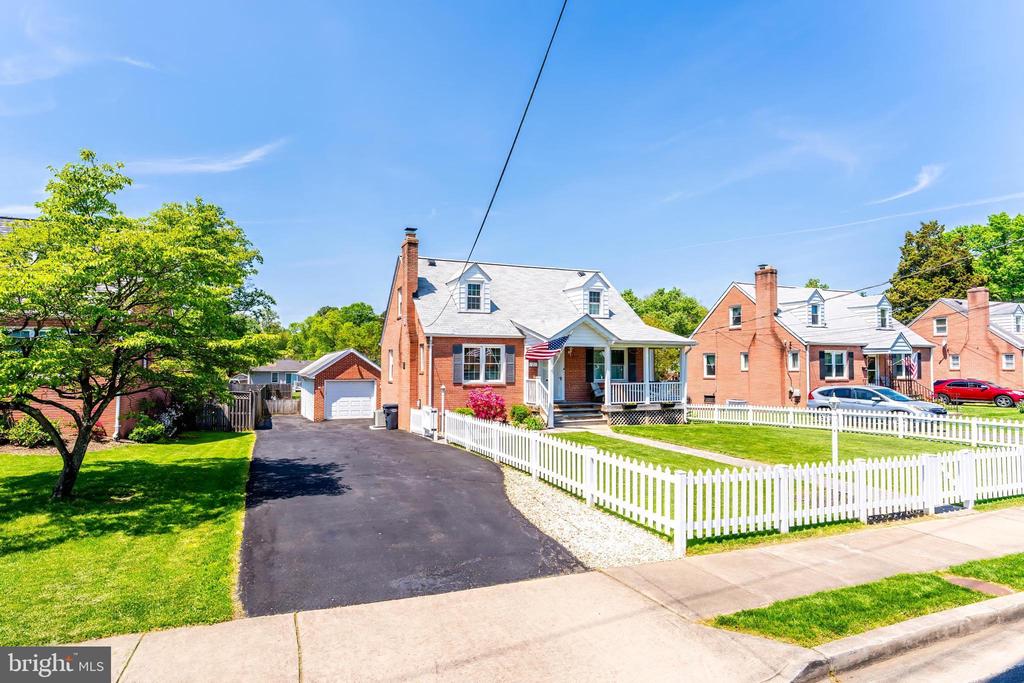 3012 Lawrence Dr