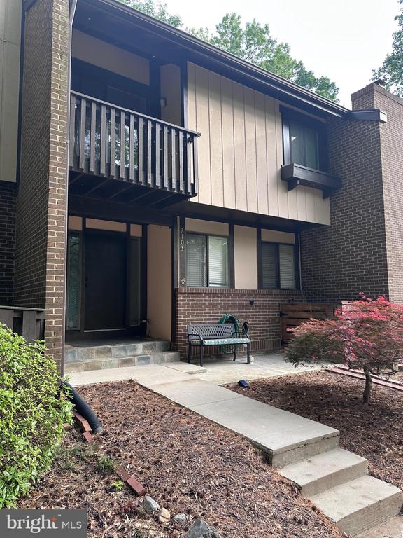 2103 GLENCOURSE LN