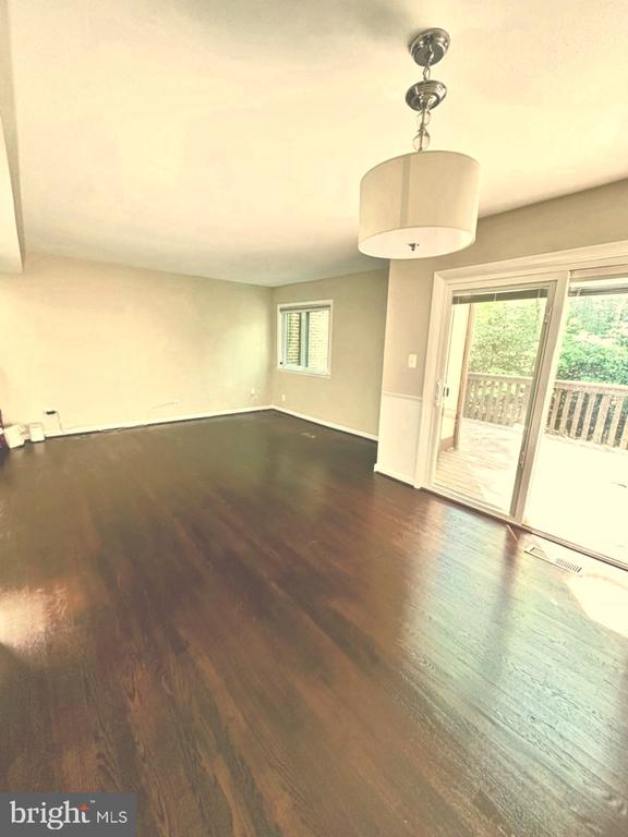 2103 GLENCOURSE LN