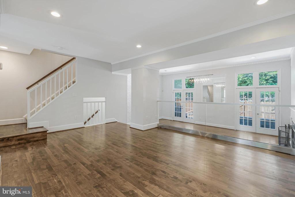 8504 Jeffersonian Ct