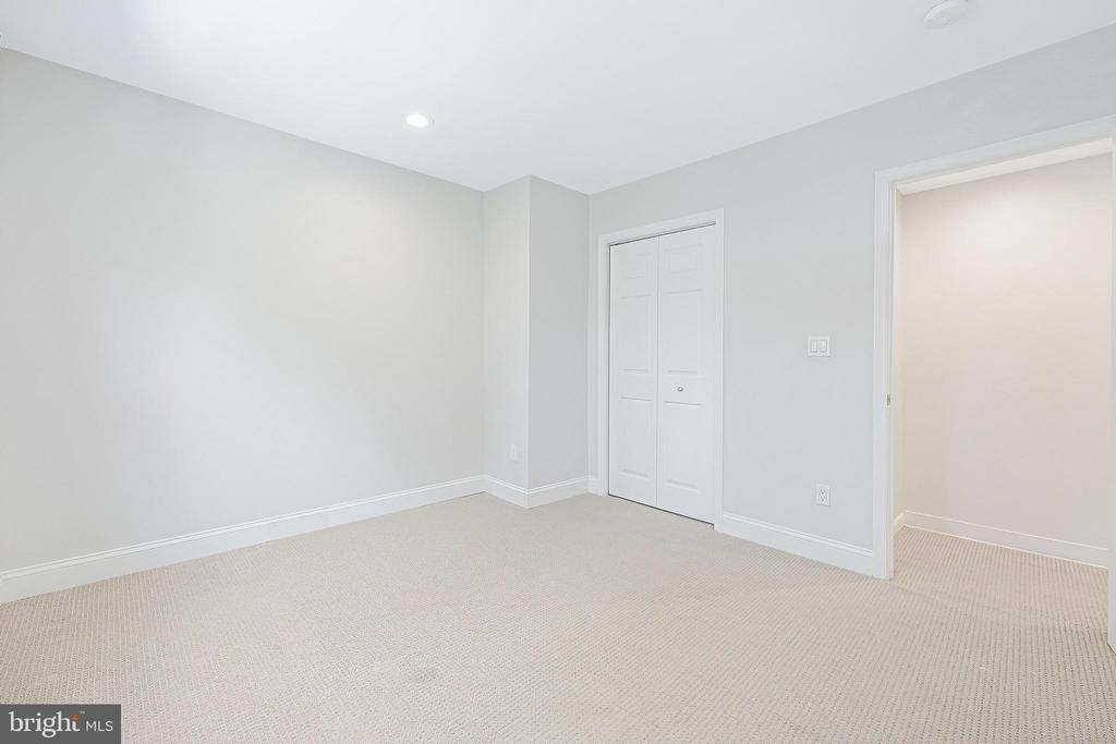 8504 Jeffersonian Ct