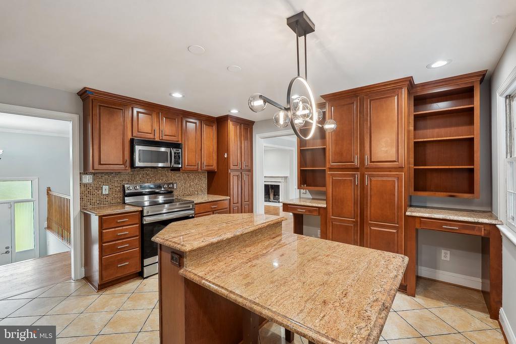 9239 VERNON DR
