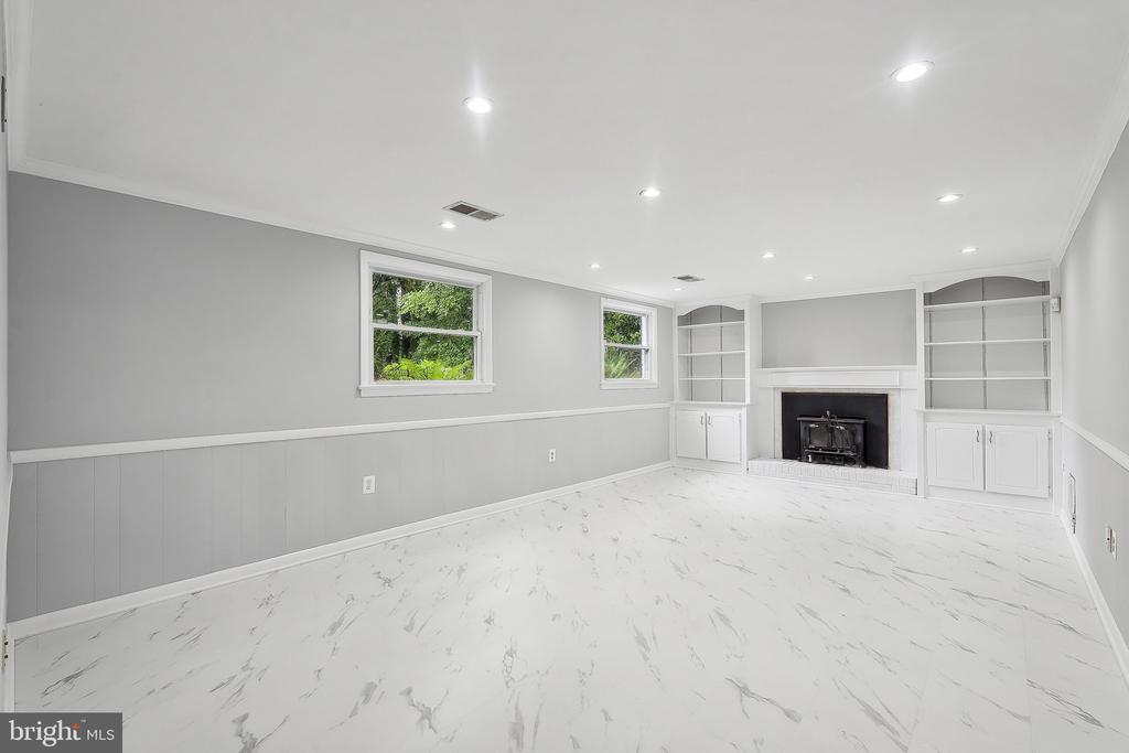 9239 VERNON DR
