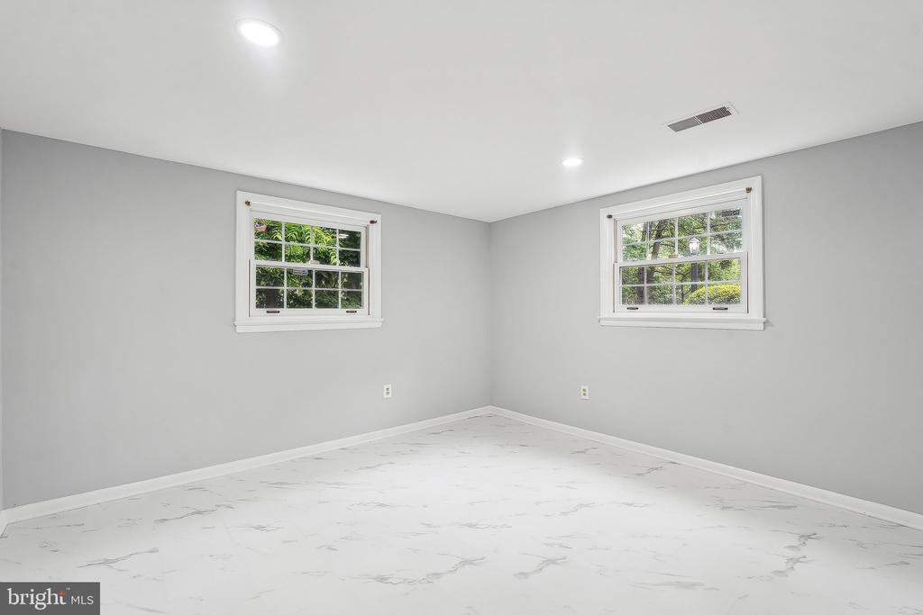 9239 VERNON DR