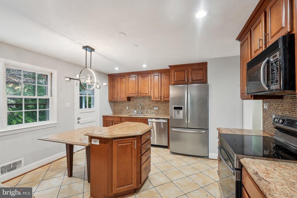 9239 VERNON DR