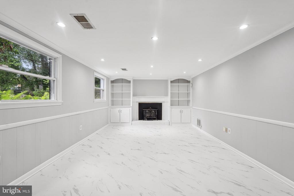 9239 VERNON DR