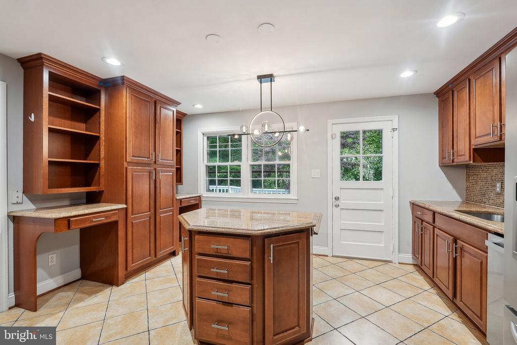 9239 VERNON DR