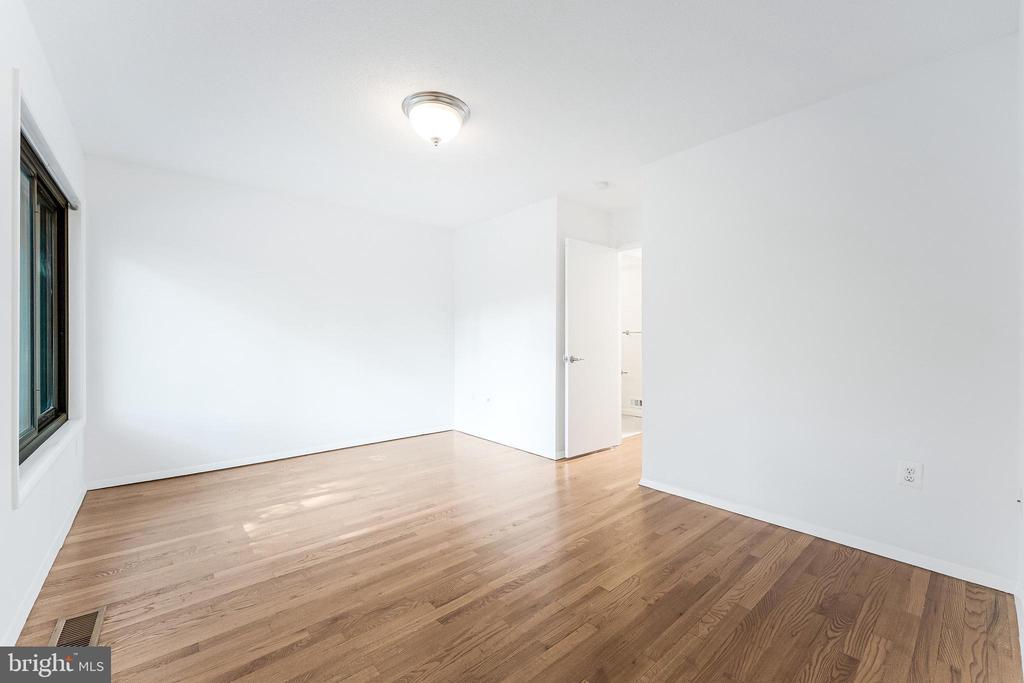 1377 NORTHGATE SQ