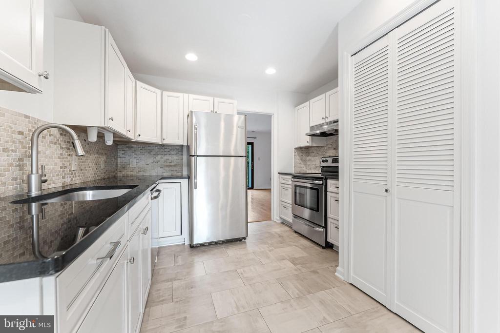1377 NORTHGATE SQ