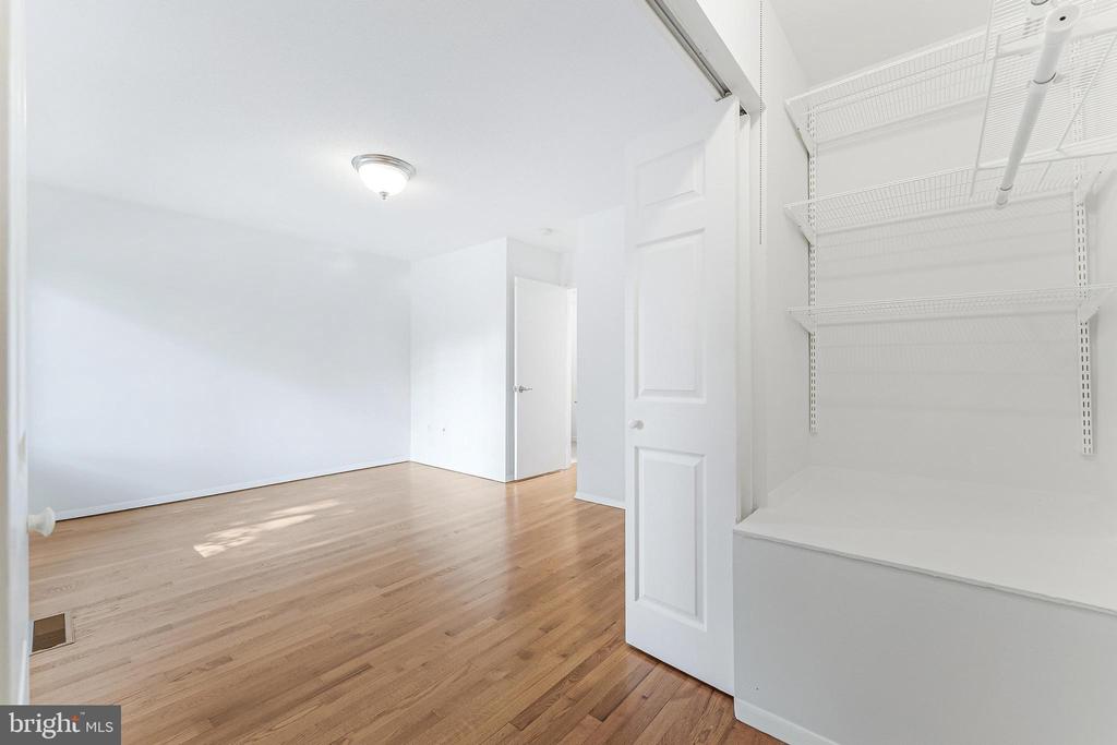 1377 NORTHGATE SQ