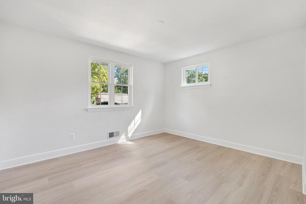 8717 VICTORIA ROAD