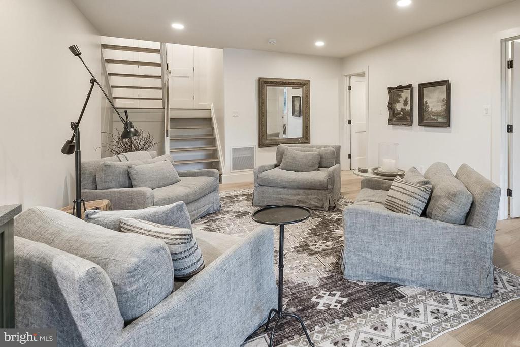 1603 GREENBRIAR COURT