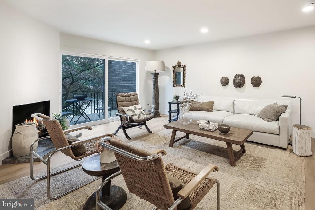 1603 GREENBRIAR COURT