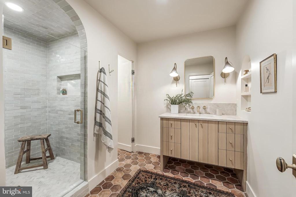 1603 GREENBRIAR COURT