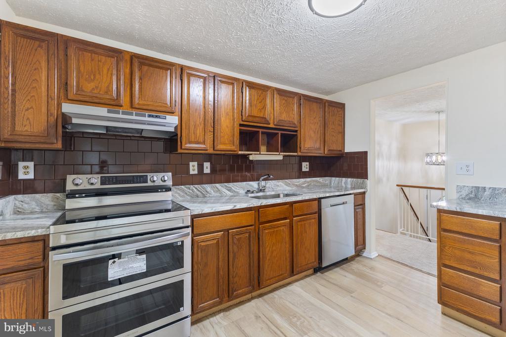 8011 TREASURE TREE COURT