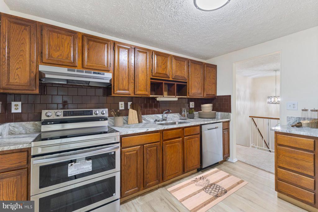 8011 TREASURE TREE COURT