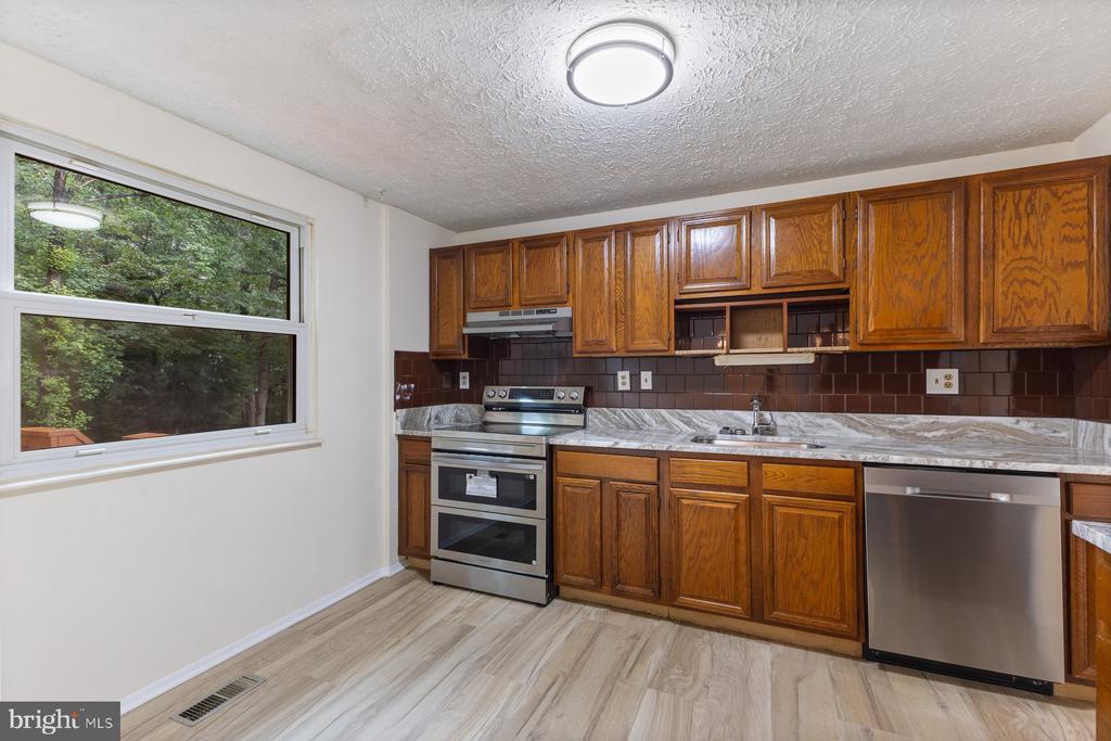 8011 TREASURE TREE COURT