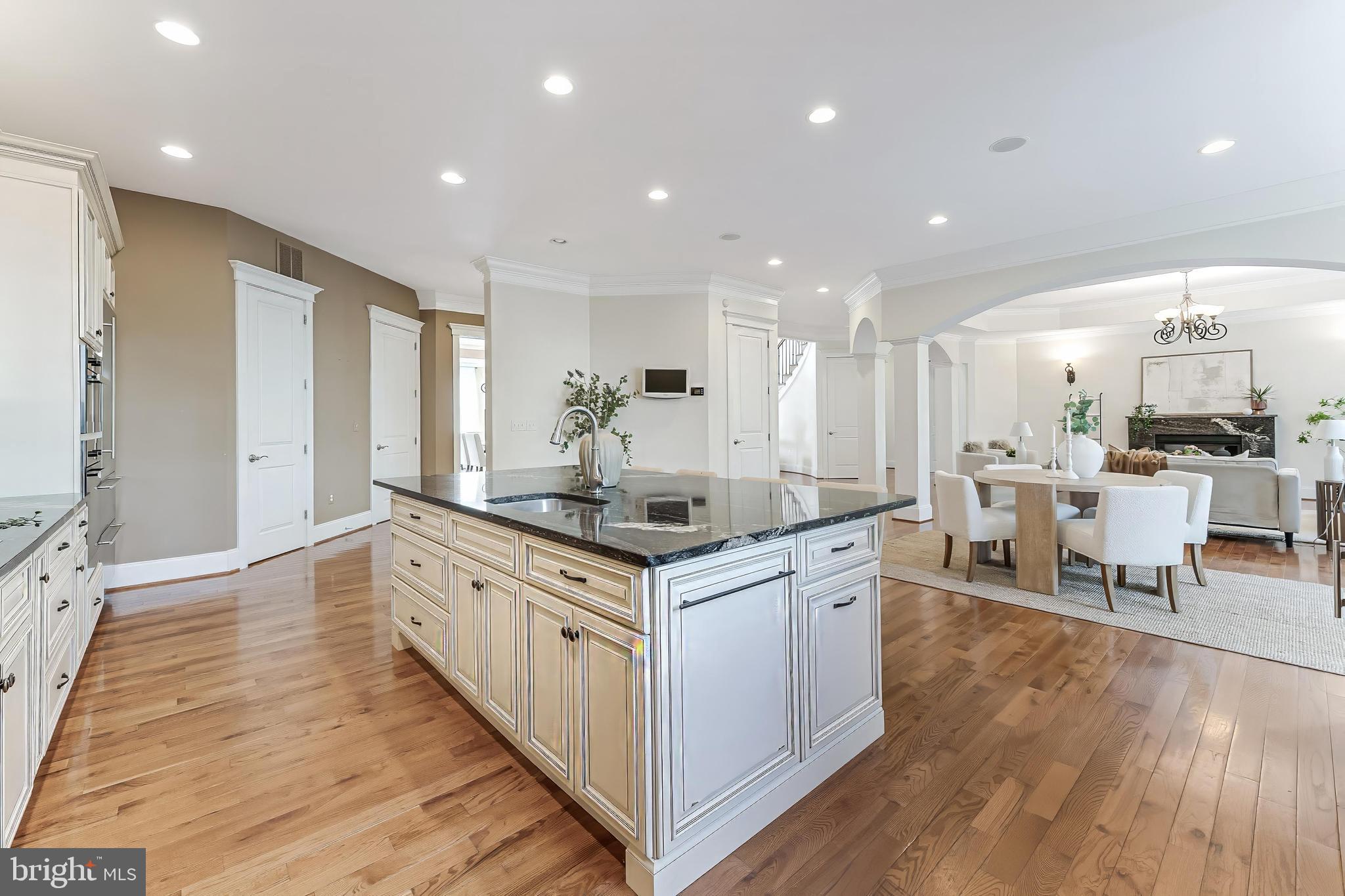 829 GOLDEN ARROW STREET