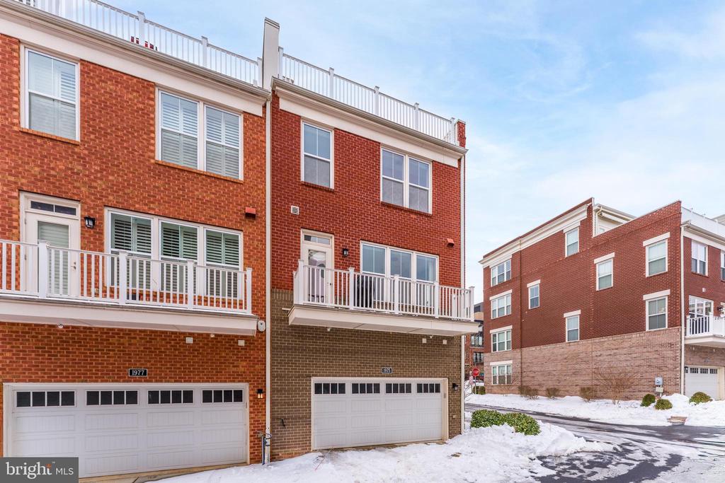 1975 ROLAND CLARKE PLACE